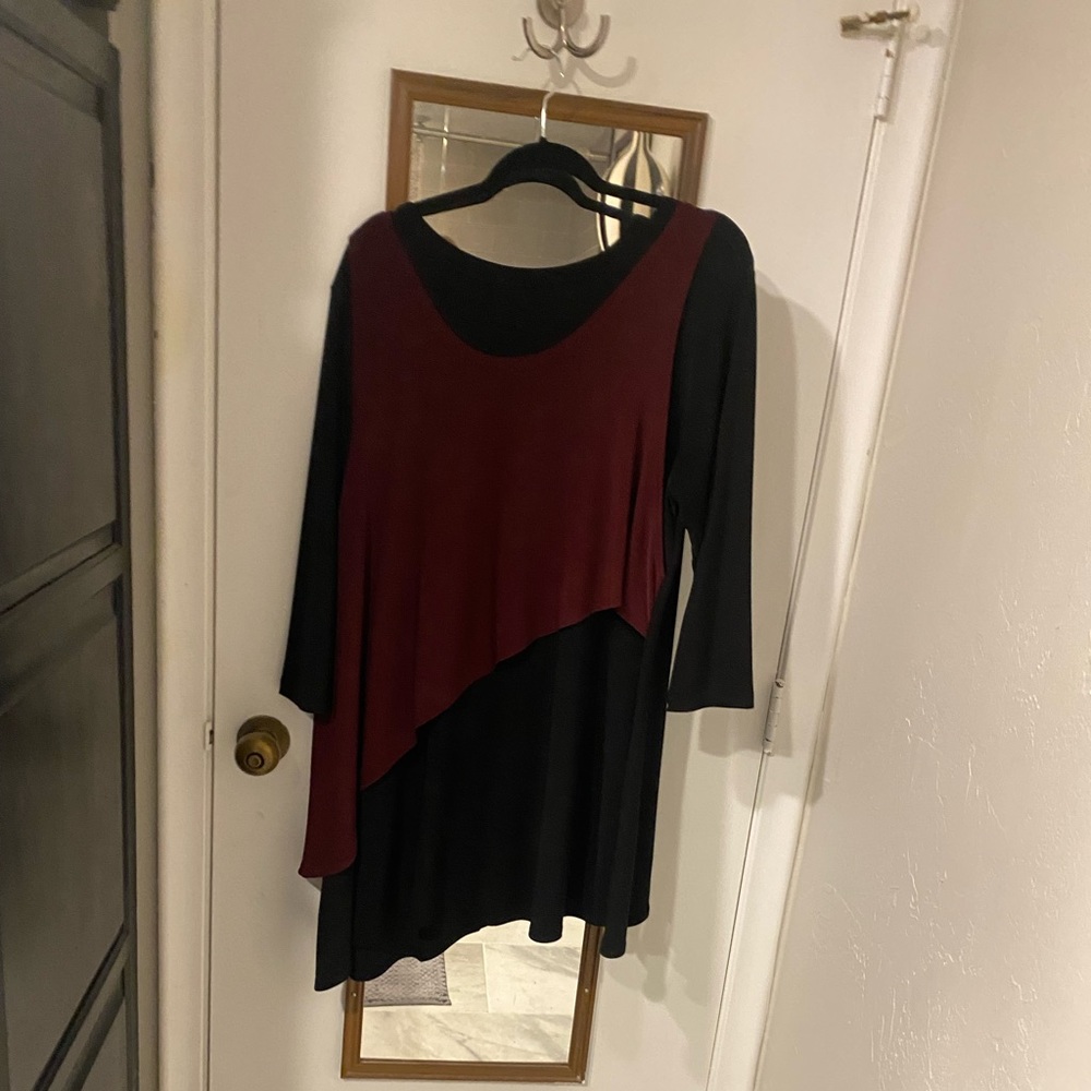 Sympli Bi-level top. Burgundy and black.